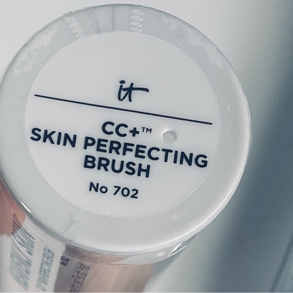 it Cosmetics Heavenly Skin Make-Up Brush - Picture 3 of 5